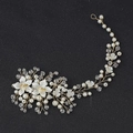 Dettaglio della fascia da sposa artigianale con fiori di cristallo e perle bianche su filo d'oro - Oro KC