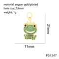 Detalle de un colgante de rana de 11x21mm en cobre chapado en oro con circonitas - Estilo De Colgante De Rana Con Corona (P01247)