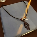 Detalle de collar de oso con cuerda marrón, cuentas vintage y colgante mano articulado - Collar-Café