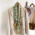 Groene zijden sjaal met bloemenprint en oranje rand op een beige dames colbert - Groen Bloemen Patchwork (LJ21-H126)