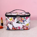 Borsa da trucco con farfalle colorate, manico nero e doppia cerniera su marmo - Farfalla Bianca
