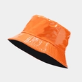 Dettaglio di cappello bucket in pelle sintetica arancione lucida con cuciture tesa - M (56-58cm) / Arancione