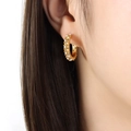 Eleganti orecchini a C placcati oro 18K con perle e cristalli indossati da modella - Oro