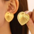 Orecchini a lobo a cuore in acciaio al titanio dorato con design a costine 3D vintage - Stile Cuore a Costine Oro (N-489)