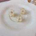 Detalle de tres mini pinzas para el cabello con flores crema y acabado de perlas con brillo - Champán - Pieza Única