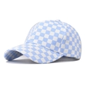 Dettaglio di un cappellino da baseball a scacchi blu e bianchi con trama in tela - Regolabile / Scacchiera Blu