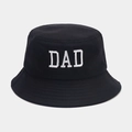 Dettaglio del ricamo bianco DAD su un cappello a secchiello in cotone nero con cuciture - Taglia unica / Nero