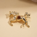 Dettaglio della spilla a forma di cavallo dorato con perla marrone e trama della sella - Stile Cavallo in Corsa con Gemme / Marrone oro