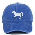 Dettaglio del ricamo a cavallo bianco su cappellino da baseball in cotone lavato - Regolabile / Blu Reale