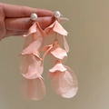 Detail van lange roze stoffen bloemblaadjes oorbellen met witte parels en zijden kwastjes - 27# 925 Sterling Zilveren Oorknopjes - Roze - Parel Chiffon Bloem Kwastje Oorbellen