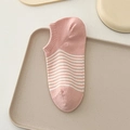 Fantasmini in cotone a righe rosa e bianche esposti su un vassoio beige - Taglia unica / Rosa Latte