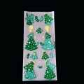 Dettaglio macro di decorazioni natalizie trasparenti a forma di albero per confezioni regalo - Albero di Natale