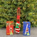 Elektrischer kletternder Weihnachtsmann an roter Leiter mit Geschenkboxen und Weihnachtsbaum - Rote Glasfaser