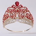 Detailaufnahme eines goldenen Diadems mit Wirbelmustern und roten Tropfen-Edelsteinen - Gold/Rot Zirkonia