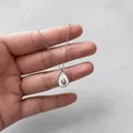 Dettaglio macro della collana con pendente a forma di avocado in finitura argento - Argento