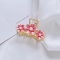 Pinza de pelo dorada con flores de esmalte rosa y perlas sobre seda blanca - Grande / Rosa