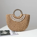Bolso de paja tejida a rayas con detalles de conchas y asas redondas para vacaciones - Marrón