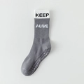Chaussettes de yoga grises avec texte KEEP ALIVE et picots antidérapants en silicone - gris foncé