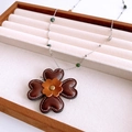 Détail du pendentif en cuir trèfle avec coutures main et chaîne à perles argentées - Style de Chaîne en Métal Argenté / Café-Argent