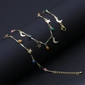 Dettaglio macro della collana dorata con perle colorate e ciondoli a stella e luna - Perle Color Oro Stella Luna (ML-CN001331YH)