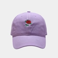 Primer plano del bordado de rosa roja en la gorra de algodón púrpura con costuras - Ajustable / Morado