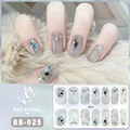 Detalle de pegatinas 5D BB-025 para uñas con gemas azules y líneas doradas en gris - Tachuela Azul Degradado Gris / Estilo BB025
