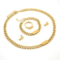 Dettaglio flat lay di set di gioielli a catena cubana placcati oro 18K con ciondoli - Oro