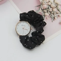 Dettaglio dell'orologio scrunchie creativo con cinturino in tessuto a pois neri e quadrante oro - Nero