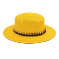 Dettaglio cappello di paglia giallo a corona piatta con catena dorata e cordino nero - M (56-58cm) / Giallo