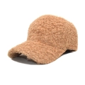 Gros plan sur la texture en peluche marron d'une casquette de baseball hivernale - M (56-58cm) / Kaki