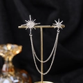 Primer plano de pendiente de doble cadena plateado con estrellas en soporte dorado - TL0027-Plata-Estrella Pequeña