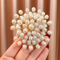 Vue détaillée d'une broche en perles d'eau douce faite main avec tissage en fil doré - Style rayonnant rond blanc(TB212)