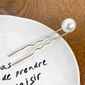 Elegante gouden U-vormige haarspeld met een grote witte parel voor knotkapsels - U-vormige haarvork met één parel 10,5 cm
