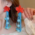 Dettaglio di orecchini a fiore rosso con nappe di perline blu e paillettes verdi - 6# Perno in Argento - Rosso - Blu - Fiore