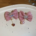 Primer plano de clips rosas con lazos, diamantes de estrella y colgantes de corazón y perla - Pendientes de Lazo de Felpa Rosa (Poste de Plata de Ley 925) / Rosa