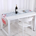 Camino de mesa navideño gris con gnomos rojos y patrones de copos de nieve - Gris
