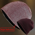 Burgunderrote reflektierende Strickmütze zeigt normale und reflektierende Texturdetails - Burgunderrot