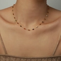 Minimalistische gouden titanium ketting met gekleurde edelstenen kralen op model - Natuursteen Kralen Stijl / Kleurrijk