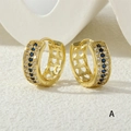 Dettaglio di orecchini a cerchio dorati con zirconi blu e motivi a cuore traforati - Tripla Fila Pavé / Fila Blu e Bianca (ER1498-A)