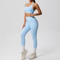 Dettaglio del set yoga celeste con tasche laterali e reggiseno sportivo con scollo a U - Celeste