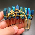Handgefertigter Haarkamm aus Goldlegierung mit blau irisierenden Kristallen und Zweigdesign - Dunkelblauer Kristall + Goldener Kamm Zweig