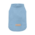Nahaufnahme von hellblauem Waffelstrickstoff und Lederetikett auf einer Hundeweste - Kleines Lederetikett Auf Dem T-shirt – Blau / S (Empfohlenes Gewicht 1,5-2,5 kg)