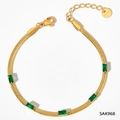 Bracciale a catena piatta color oro con zirconi rettangolari verdi e moschettone - Catena a Serpente con Pietra Rettangolare Smeraldo (SAK968)