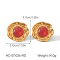 Vue détaillée de boucles d'oreilles dorées vintage avec pierres rouges et mesures - Boucles d'Oreilles Rouges (HC-E11036-RD)