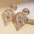 Macro di orecchini vintage a cuore color oro con cristalli su fondo di marmo - Lega/Strass/Perno in Argento 925 / Oro