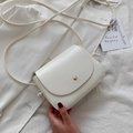 Mini bolso bandolera minimalista blanco crema con hebilla dorada y correas finas - Blanco