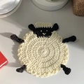 Handmade crochet sheep coaster in cream and black wool for heat insulation and desk decor - Beige Sheep