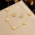 Set di gioielli a fiore dorato con petali bianchi e diamante stella su pelle beige - Set Oro Fiore Bianco (N4041)