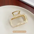 Pinza de pelo rectangular de acetato jaspeado en blanco crema con base de metal dorado - Color Sirena