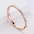 Dettaglio del bracciale rigido in oro rosa 18 carats con quattro file di diamanti pavé - Oro rosa
